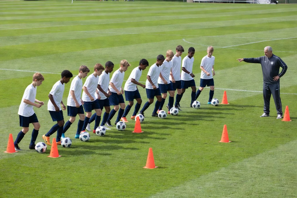 De jeunes joueurs à l'entraînement sur un terrain bordé d'arbres